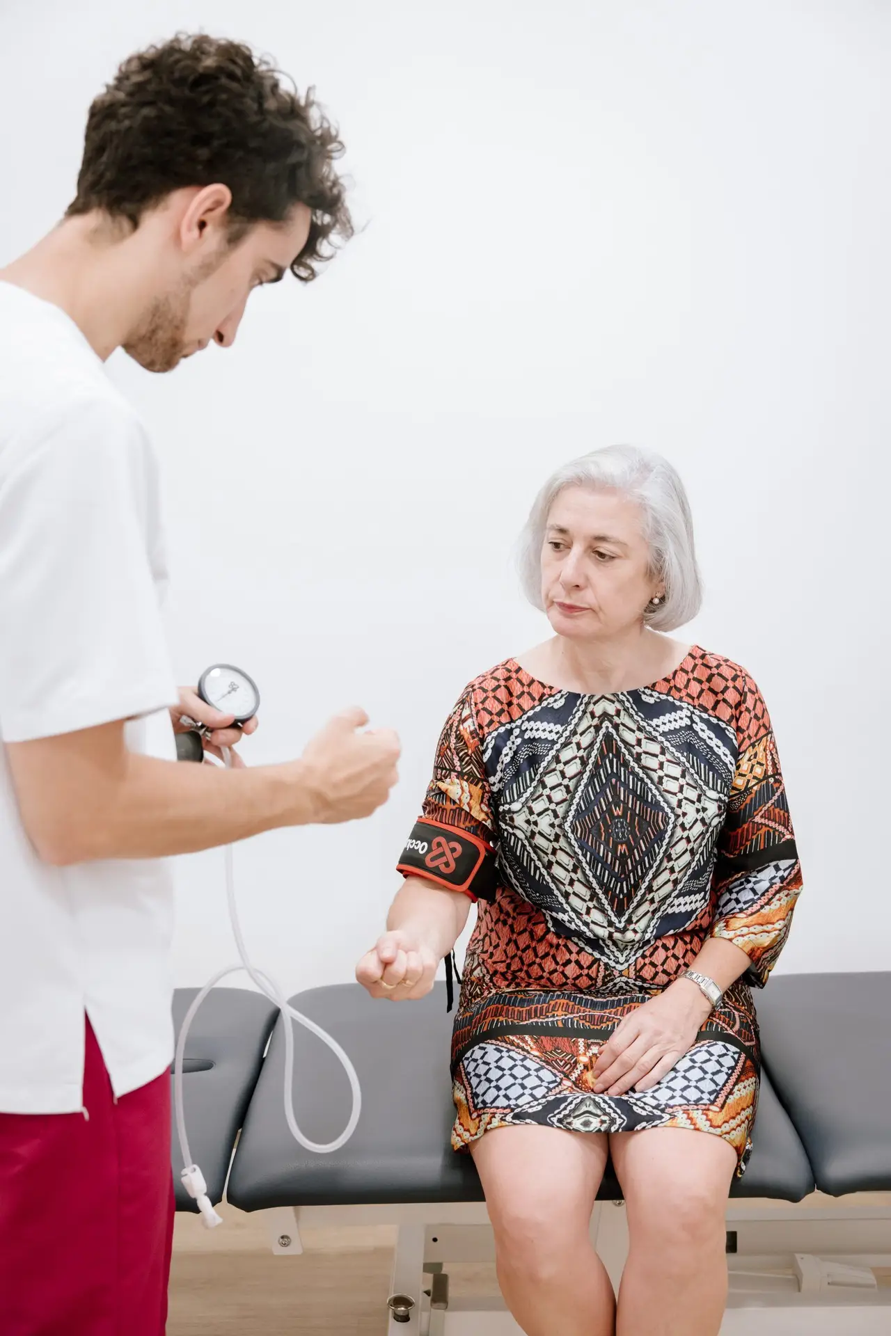 Fisioterapeuta trabajando con paciente