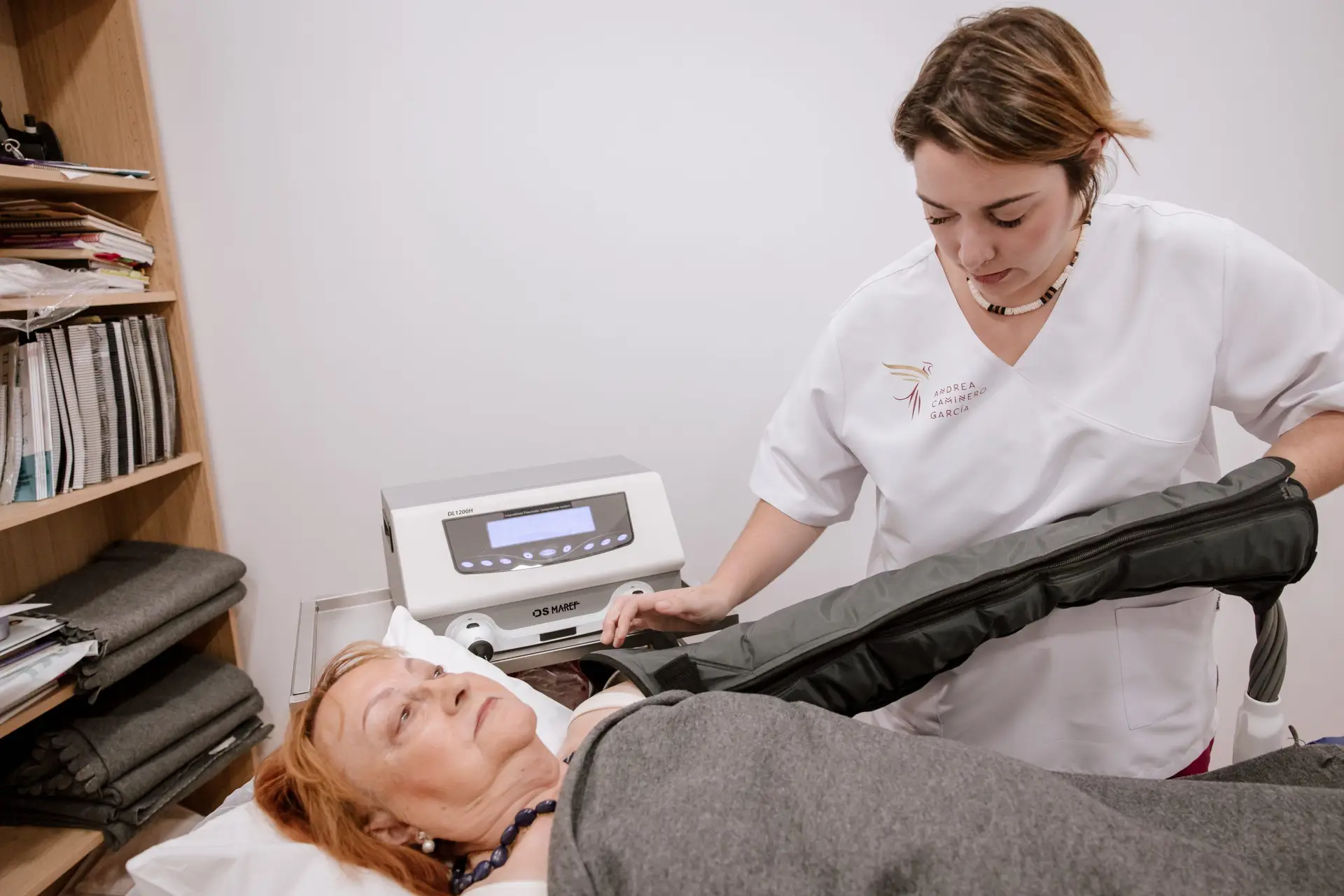 Fisioterapeuta trabajando con paciente