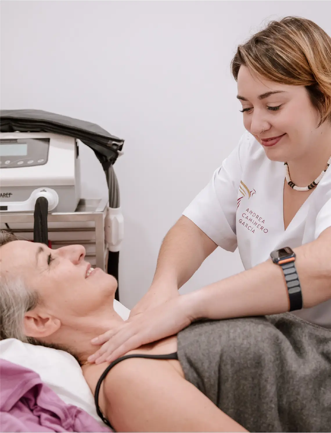 Tratamiento fisioterapia paciente camilla